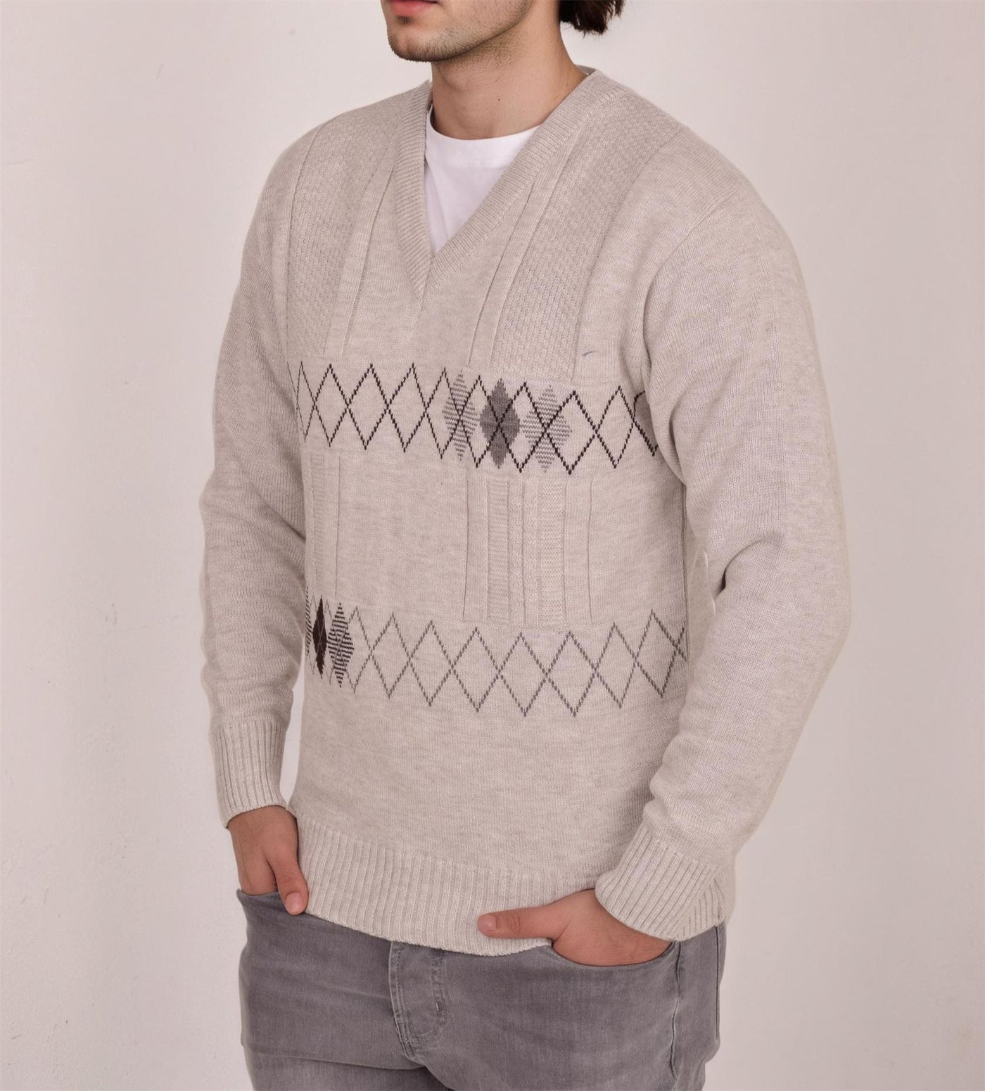 Men's Heavyweight Argyle Knitted Sweater Classic V-Neck Warm Pullover Jumper with Thick Diamond Design Smart Winter Wear