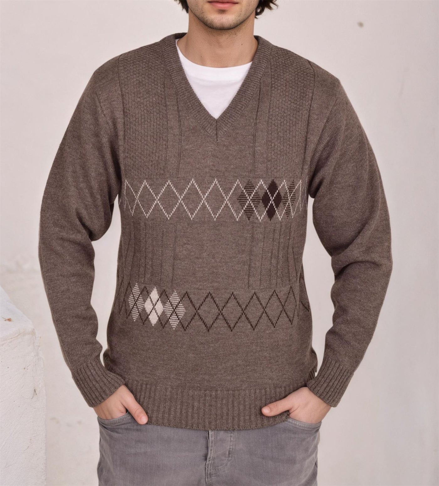 Men's Heavyweight Argyle Knitted Sweater Classic V-Neck Warm Pullover Jumper with Thick Diamond Design Smart Winter Wear
