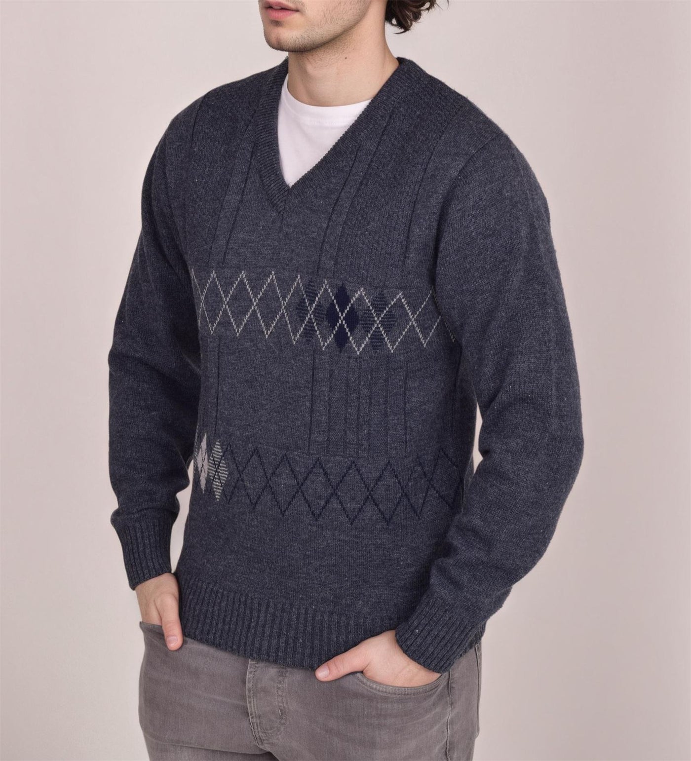 Men's Heavyweight Argyle Knitted Sweater Classic V-Neck Warm Pullover Jumper with Thick Diamond Design Smart Winter Wear